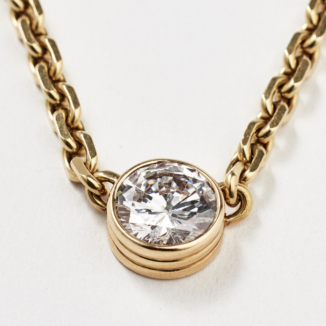 COLLIER, 18 k guld, mittparti med 1 briljantslipad diamant, ca 3,10 ct, kvalitet W(H)/I, ankarlänk.