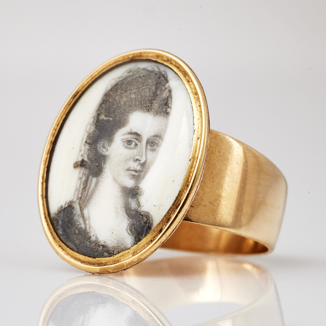 RING, 14 k- resp. 18 k guld, omkring år 1800, sepiatonad miniatyrmålning med porträtterad kvinna i profil.