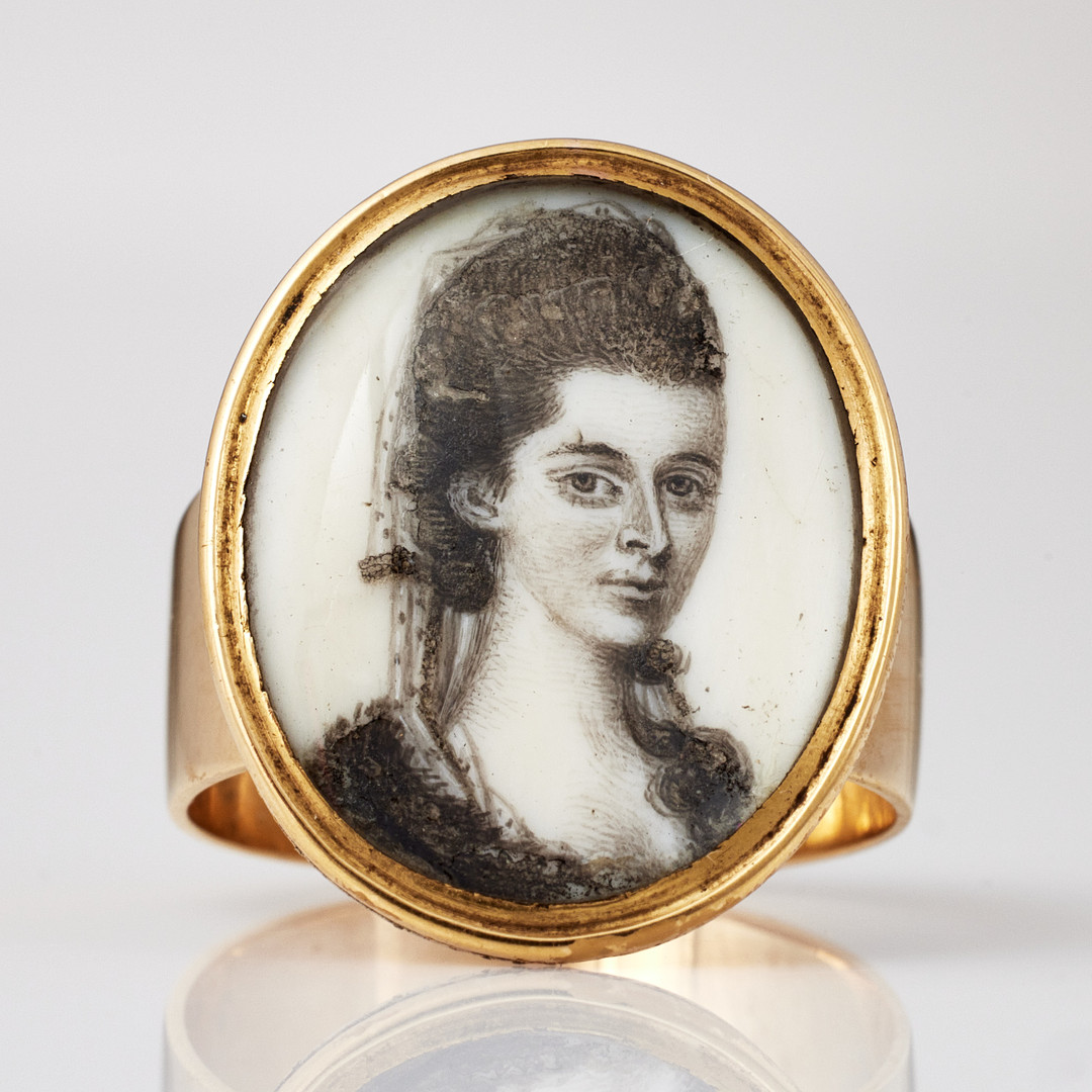 RING, 14 k- resp. 18 k guld, omkring år 1800, sepiatonad miniatyrmålning med porträtterad kvinna i profil.