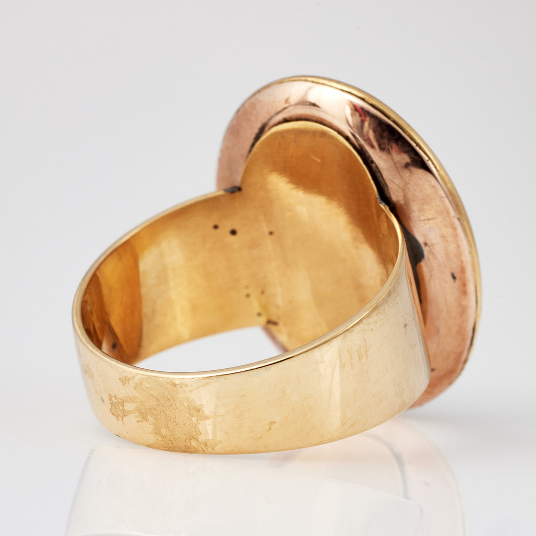 RING, 14 k- resp. 18 k guld, omkring år 1800, sepiatonad miniatyrmålning med porträtterad kvinna i profil.