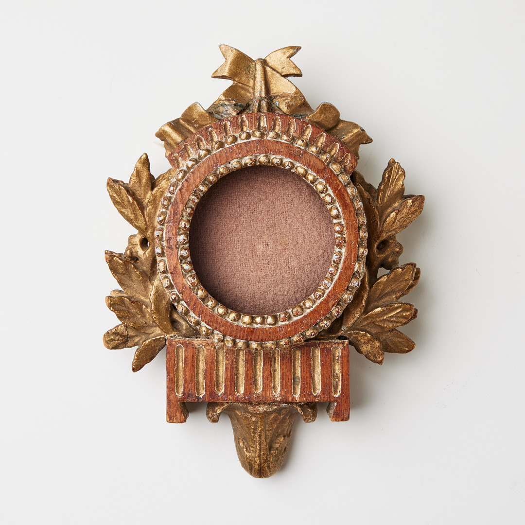 FICKURSFODRAL, gustavianskt, 1700-talets andra hälft, träskuren dekor, bronserat.