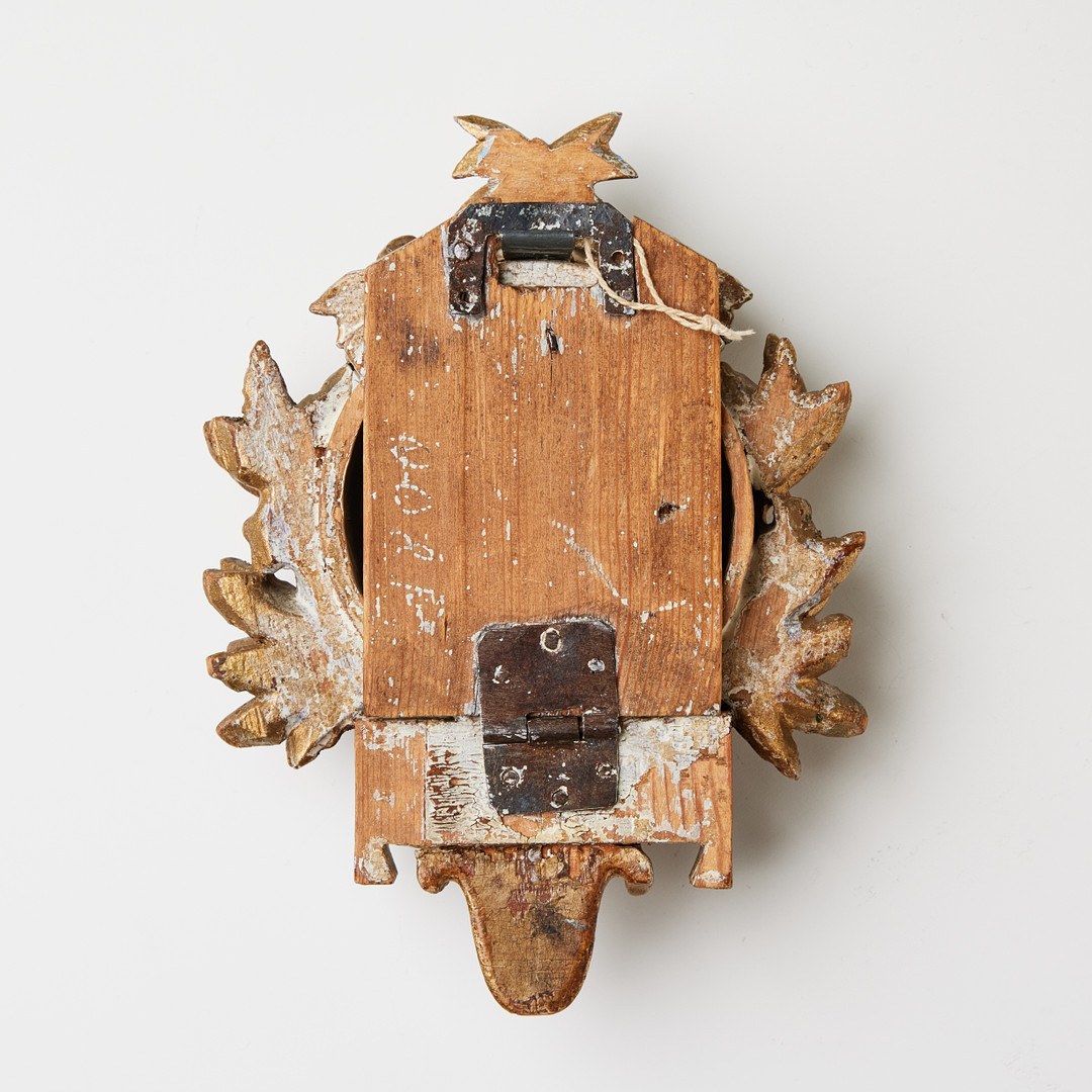 FICKURSFODRAL, gustavianskt, 1700-talets andra hälft, träskuren dekor, bronserat.