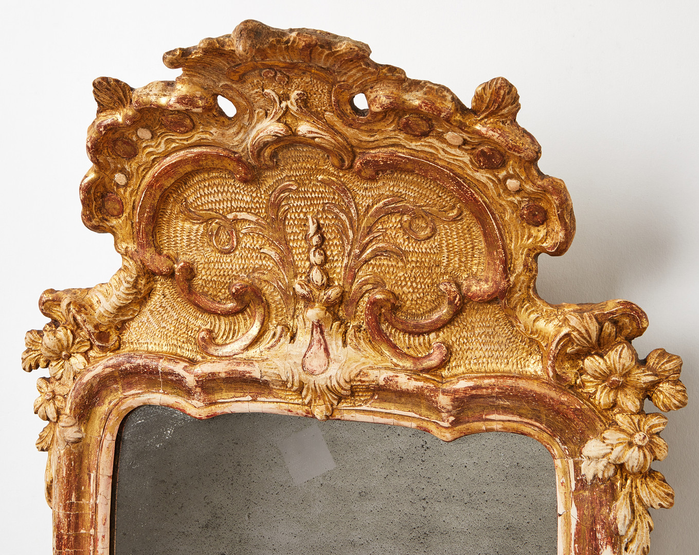SPEGEL, stockholmsarbete i rokoko, dekor i papier maché, framtagen originalförgyllning med polerat guld och slagmetall.