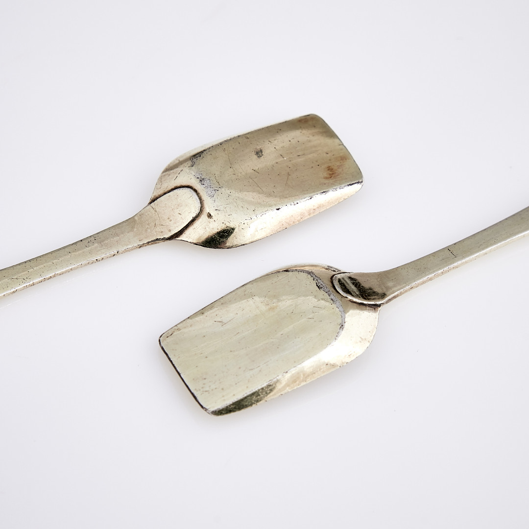 MICHAEL LINDBERG. Saltspadar, ett par snarlika, förgyllt silver, (verksam i Ängelholm 1767-1792/1802) och Gustaf Israel Lyberg, Eksjö 1857.