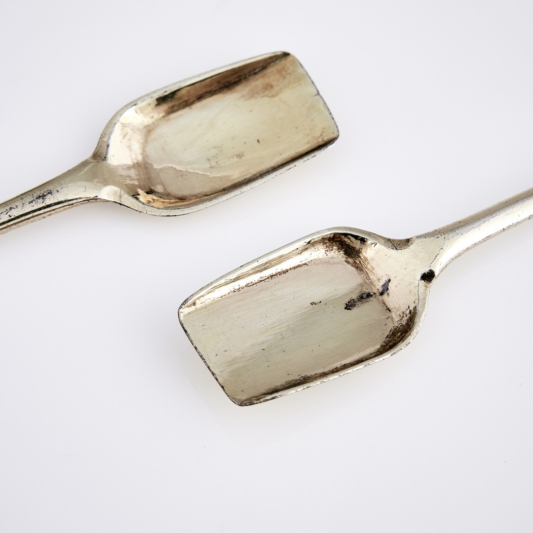 MICHAEL LINDBERG. Saltspadar, ett par snarlika, förgyllt silver, (verksam i Ängelholm 1767-1792/1802) och Gustaf Israel Lyberg, Eksjö 1857.