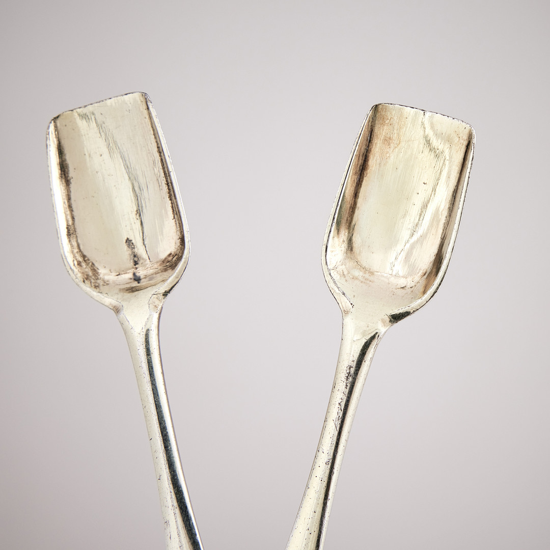 MICHAEL LINDBERG. Saltspadar, ett par snarlika, förgyllt silver, (verksam i Ängelholm 1767-1792/1802) och Gustaf Israel Lyberg, Eksjö 1857.