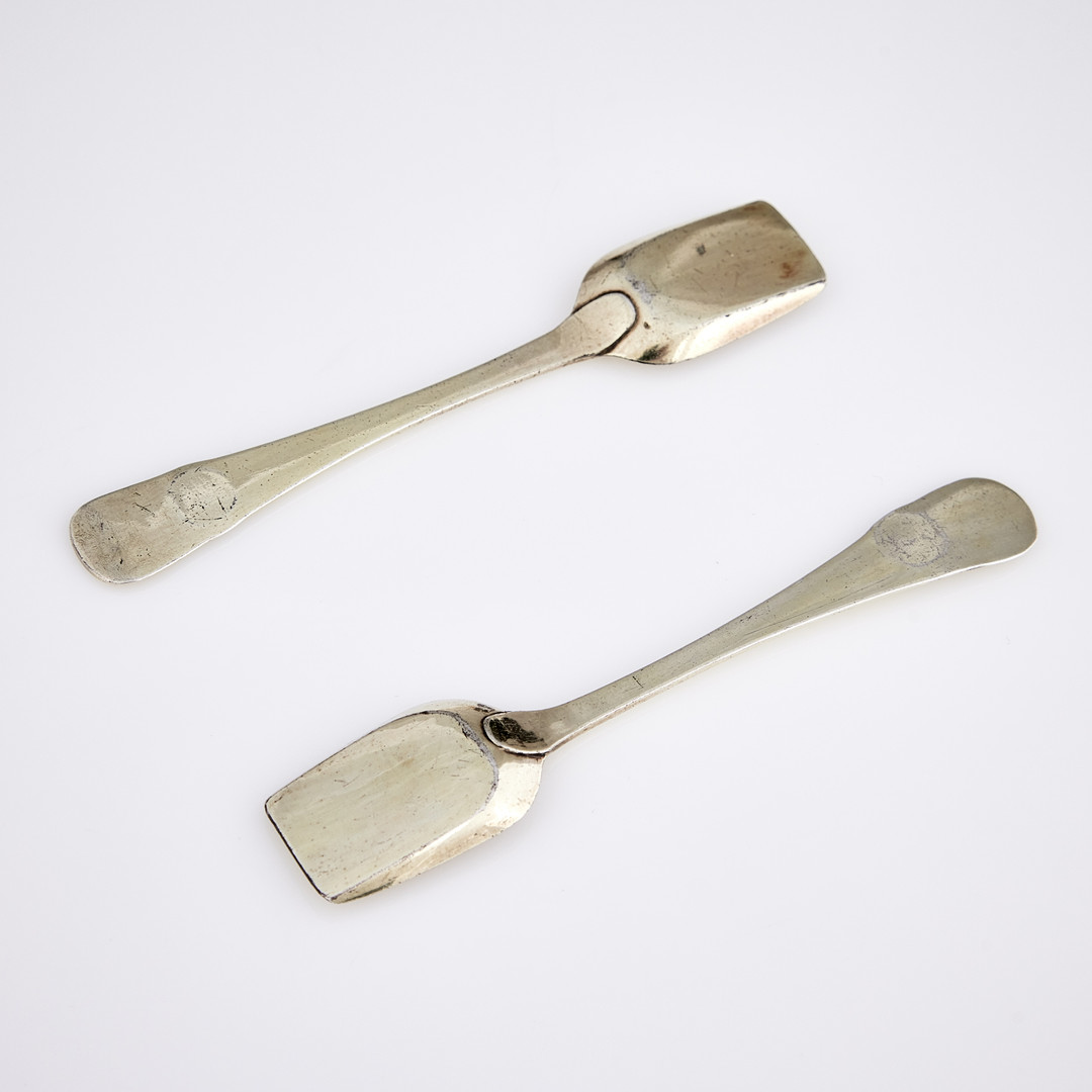 MICHAEL LINDBERG. Saltspadar, ett par snarlika, förgyllt silver, (verksam i Ängelholm 1767-1792/1802) och Gustaf Israel Lyberg, Eksjö 1857.