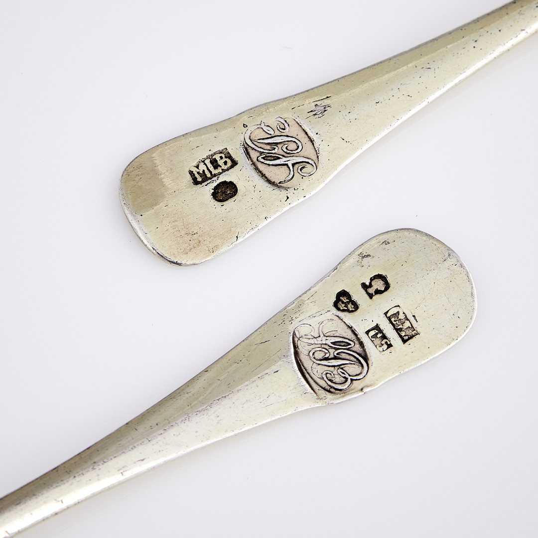 MICHAEL LINDBERG. Saltspadar, ett par snarlika, förgyllt silver, (verksam i Ängelholm 1767-1792/1802) och Gustaf Israel Lyberg, Eksjö 1857.