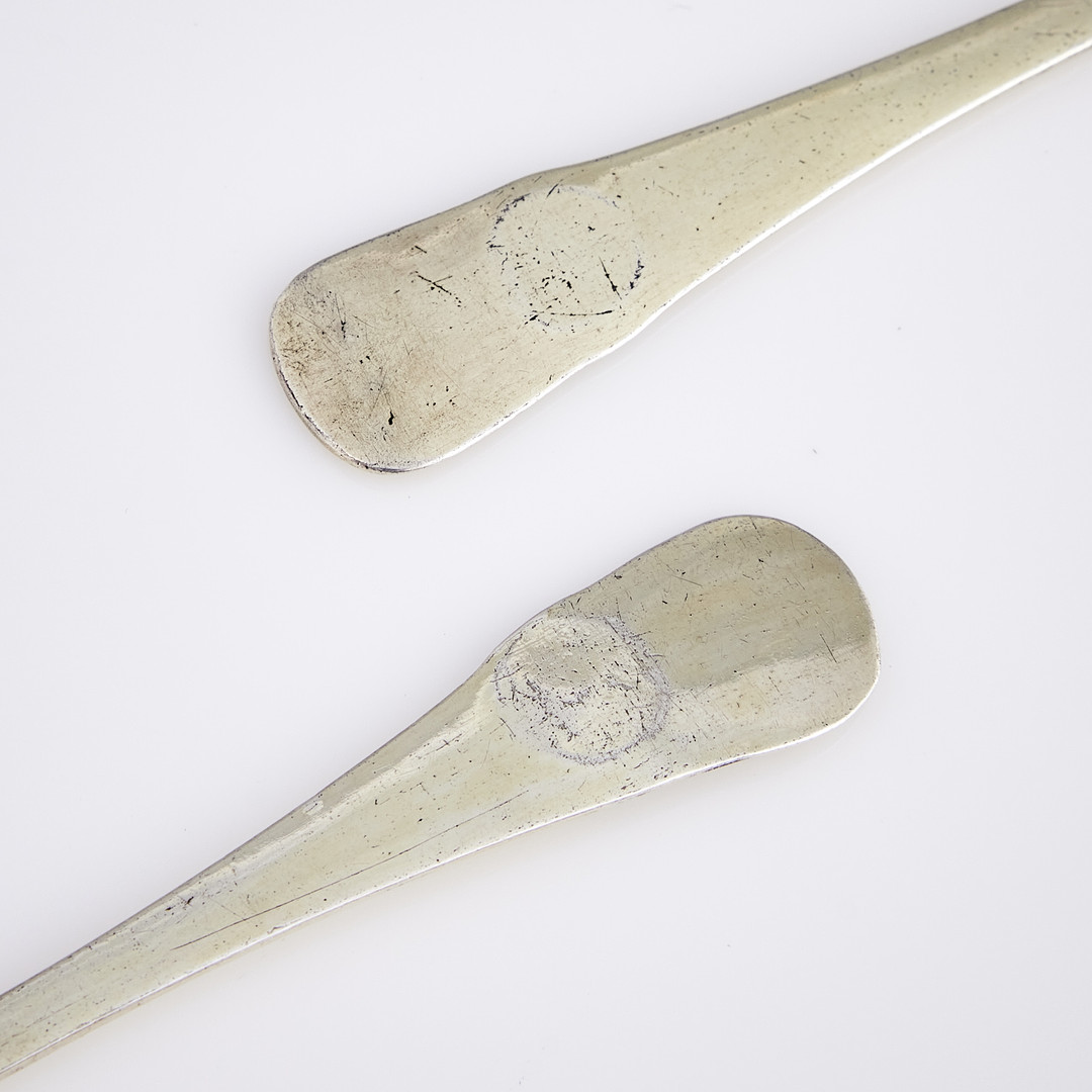 MICHAEL LINDBERG. Saltspadar, ett par snarlika, förgyllt silver, (verksam i Ängelholm 1767-1792/1802) och Gustaf Israel Lyberg, Eksjö 1857.