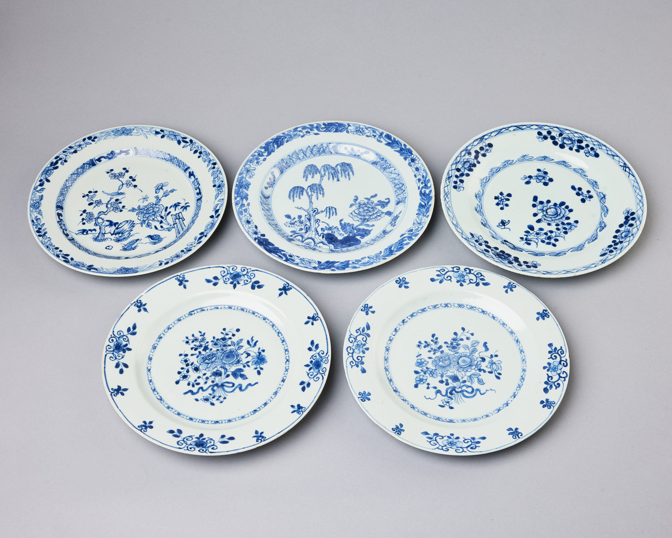 TALLRIKAR, 11 st, porslin, Kina, Qianlong (1736-1795), varierande dekor i underglasyrblått.