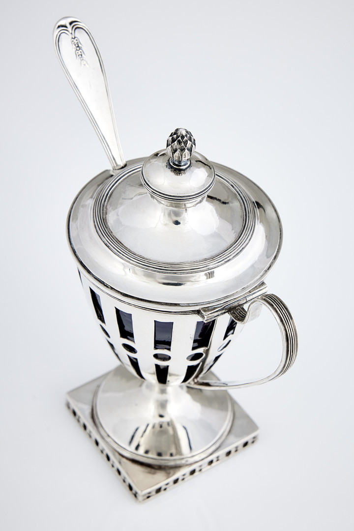 ARVID FLOBERG. Senapskanna, silver och blått glas, Stockholm 1796. Sengustaviansk.