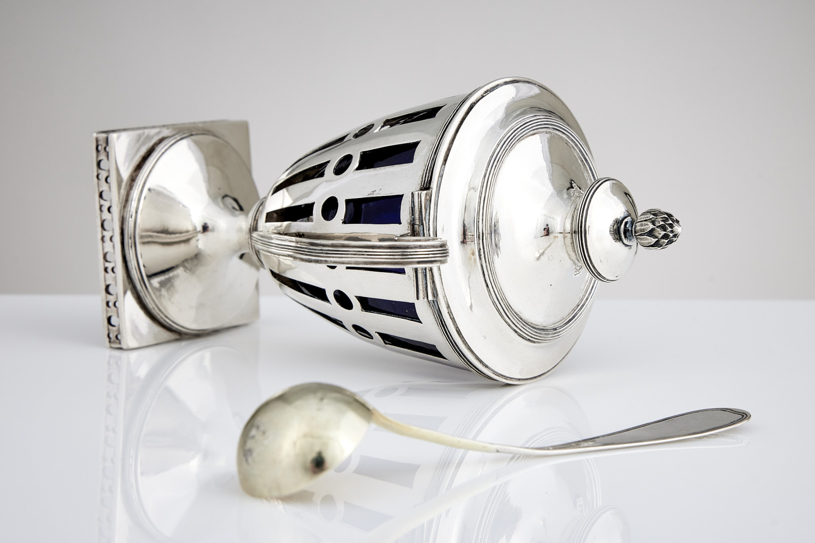 ARVID FLOBERG. Senapskanna, silver och blått glas, Stockholm 1796. Sengustaviansk.