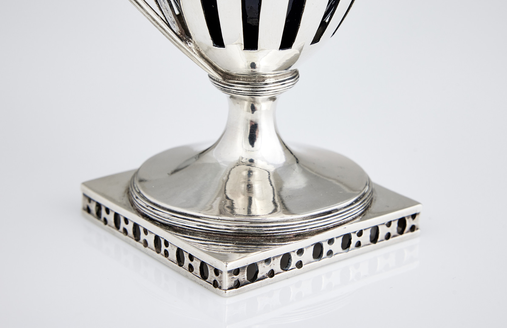 ARVID FLOBERG. Senapskanna, silver och blått glas, Stockholm 1796. Sengustaviansk.