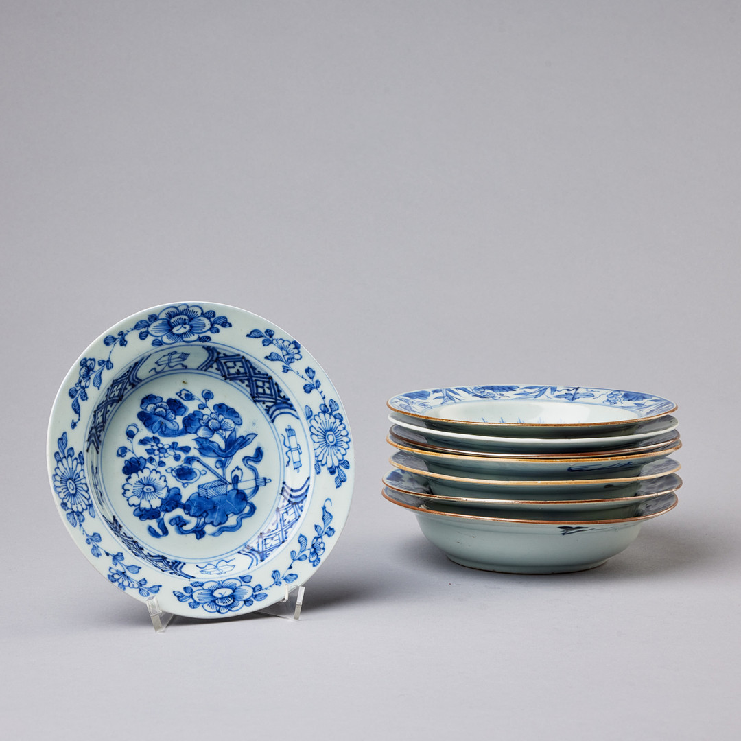 BÄRTALLRIKAR, åtta stycken, porslin, Kina, Qianlong (1736-1795).