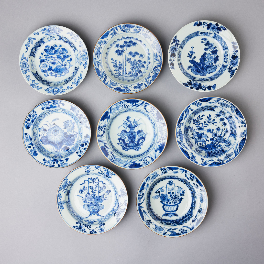 BÄRTALLRIKAR, åtta stycken, porslin, Kina, Qianlong (1736-1795).