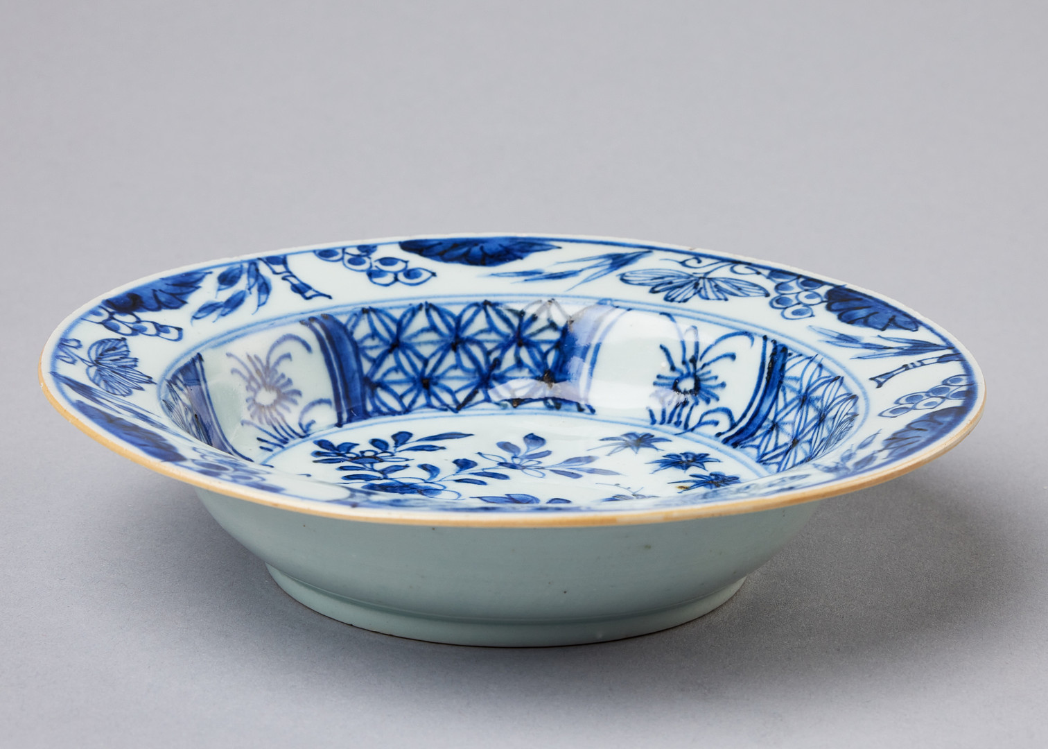 BÄRTALLRIKAR, åtta stycken, porslin, Kina, Qianlong (1736-1795).