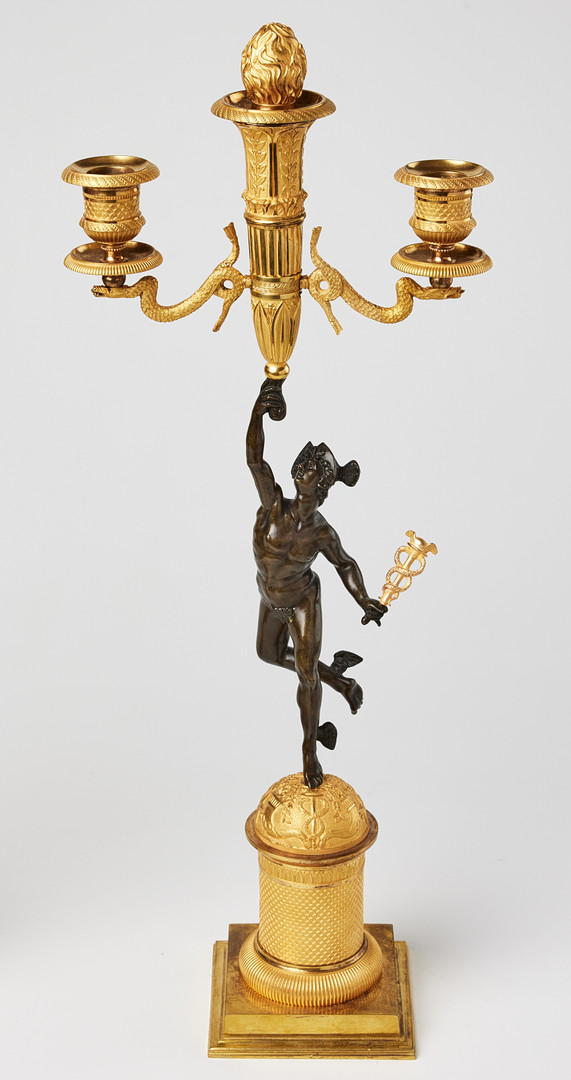 KANDELABRAR, ett par, sannolikt parisarbeten, Restauration, 1800-talets första hälft, för vardera tre ljus, matterad och polerad brännförgylld och mörkpatinerad brons.