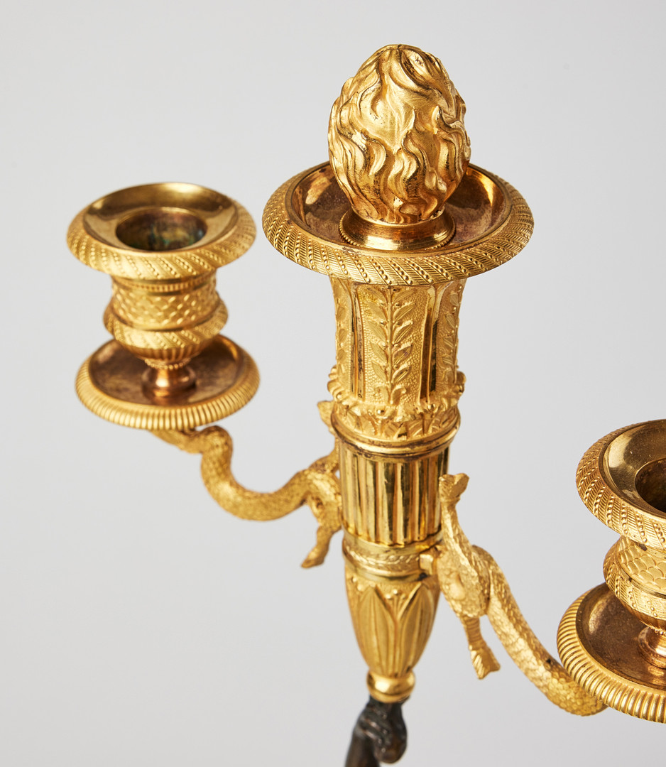KANDELABRAR, ett par, sannolikt parisarbeten, Restauration, 1800-talets första hälft, för vardera tre ljus, matterad och polerad brännförgylld och mörkpatinerad brons.