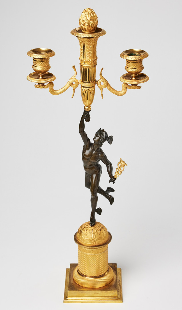 KANDELABRAR, ett par, sannolikt parisarbeten, Restauration, 1800-talets första hälft, för vardera tre ljus, matterad och polerad brännförgylld och mörkpatinerad brons.