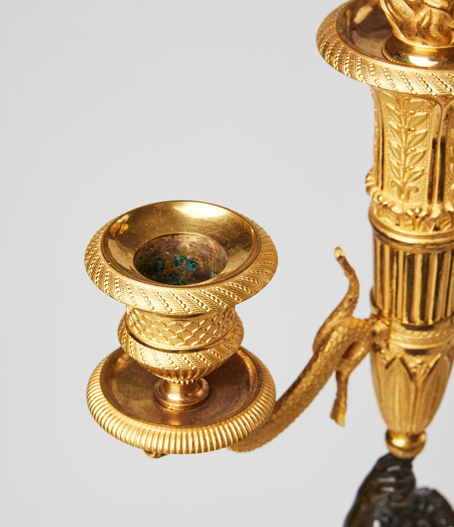 KANDELABRAR, ett par, sannolikt parisarbeten, Restauration, 1800-talets första hälft, för vardera tre ljus, matterad och polerad brännförgylld och mörkpatinerad brons.