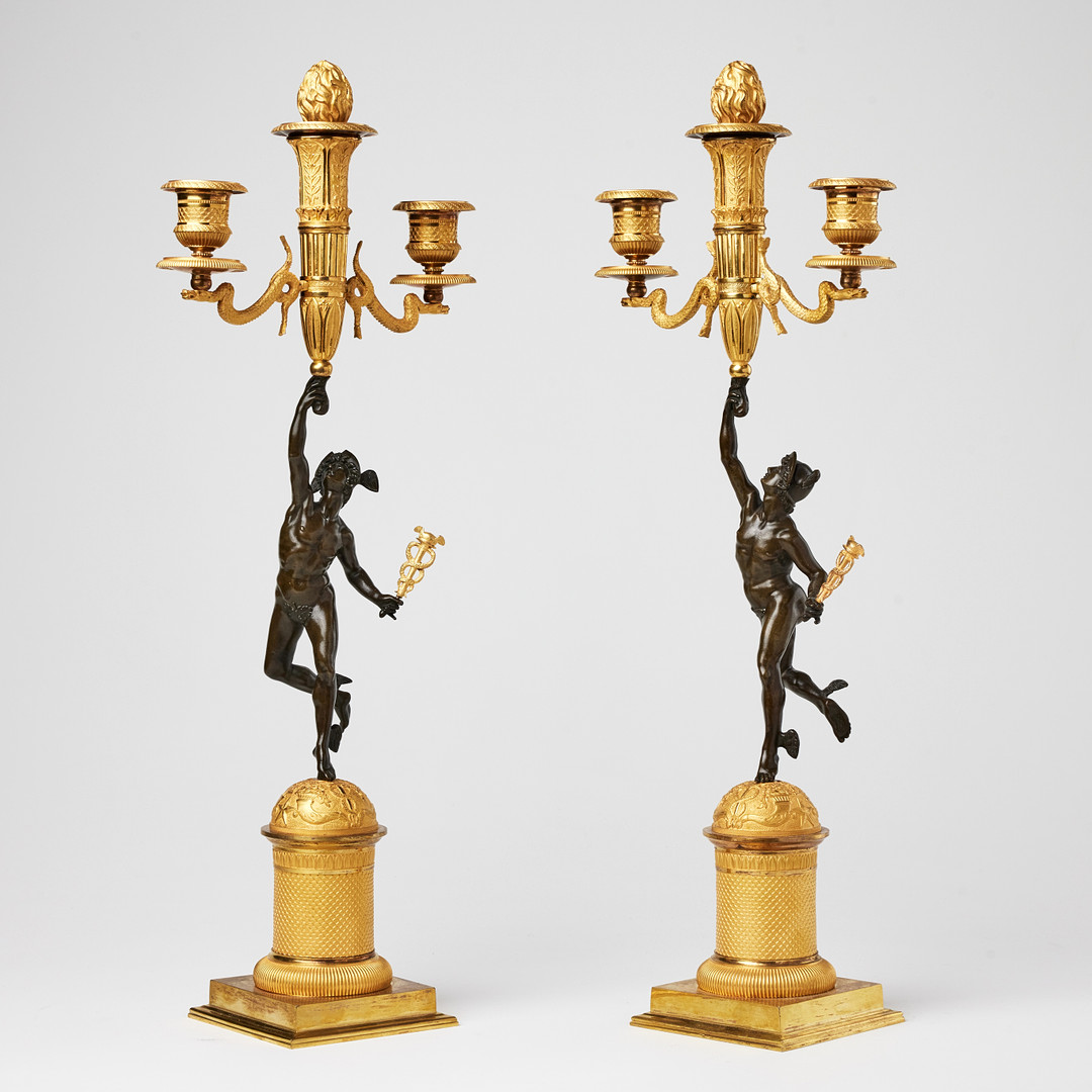 KANDELABRAR, ett par, sannolikt parisarbeten, Restauration, 1800-talets första hälft, för vardera tre ljus, matterad och polerad brännförgylld och mörkpatinerad brons.