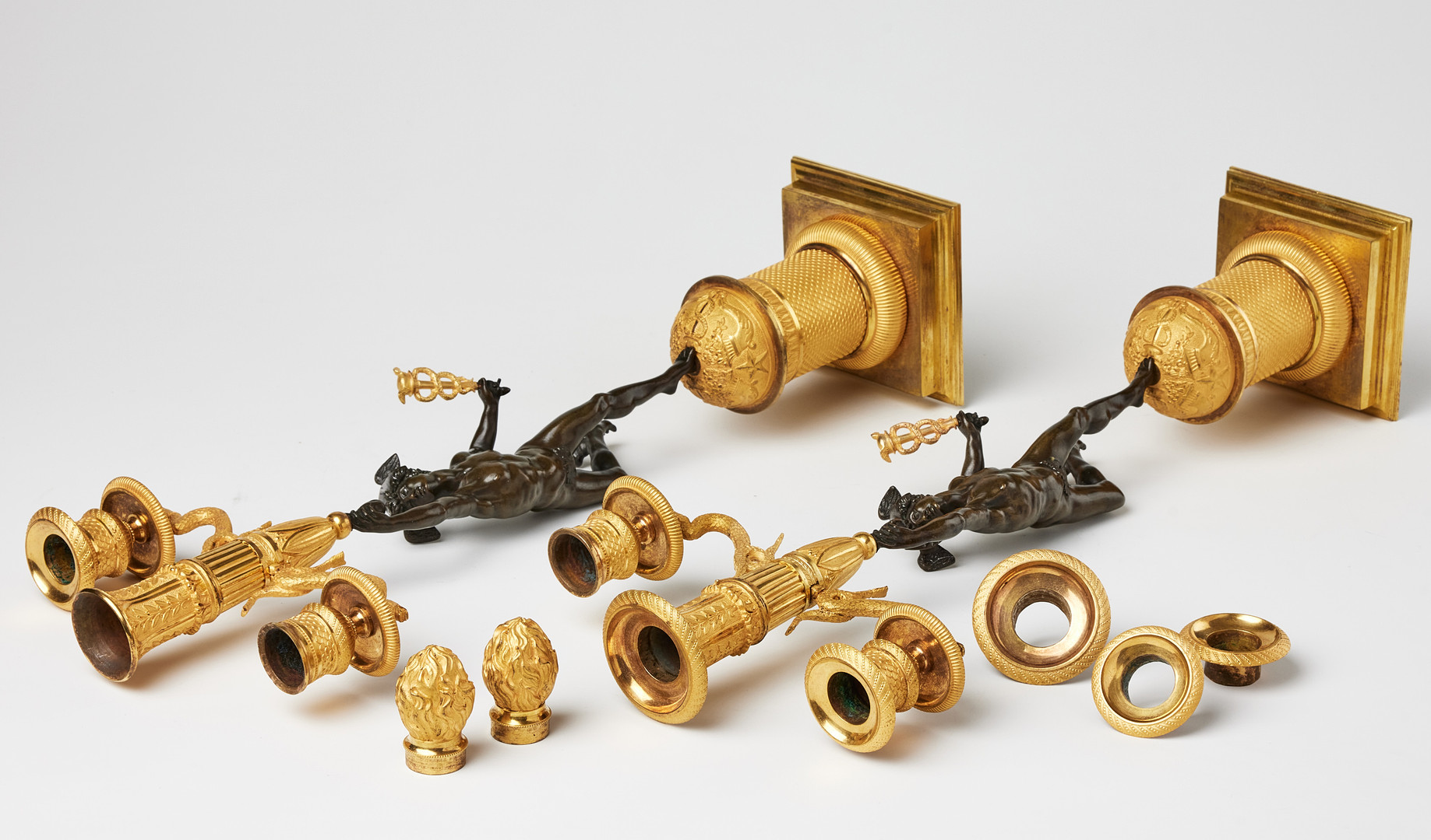 KANDELABRAR, ett par, sannolikt parisarbeten, Restauration, 1800-talets första hälft, för vardera tre ljus, matterad och polerad brännförgylld och mörkpatinerad brons.