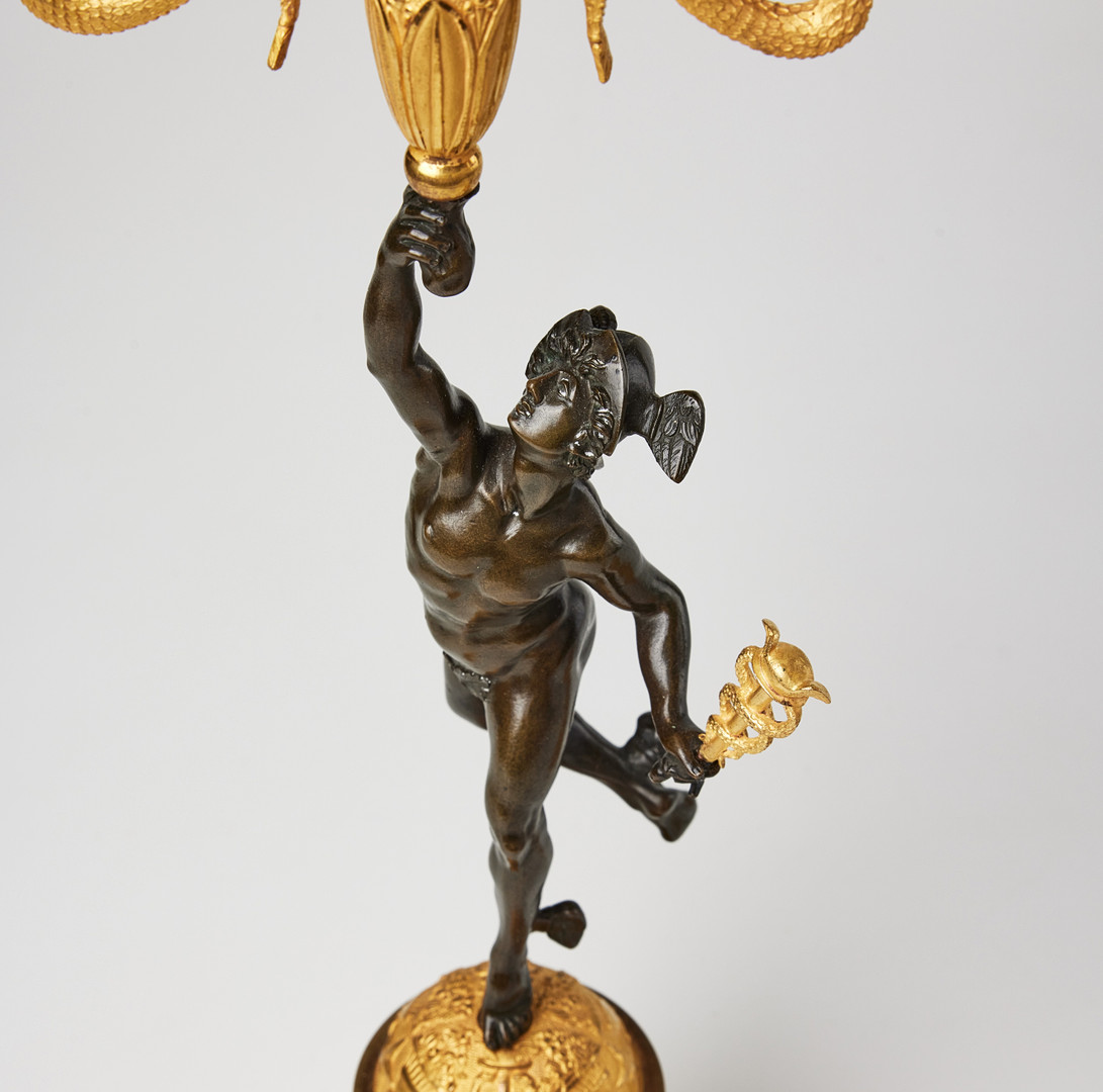 KANDELABRAR, ett par, sannolikt parisarbeten, Restauration, 1800-talets första hälft, för vardera tre ljus, matterad och polerad brännförgylld och mörkpatinerad brons.