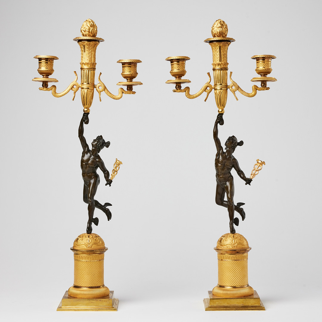KANDELABRAR, ett par, sannolikt parisarbeten, Restauration, 1800-talets första hälft, för vardera tre ljus, matterad och polerad brännförgylld och mörkpatinerad brons.