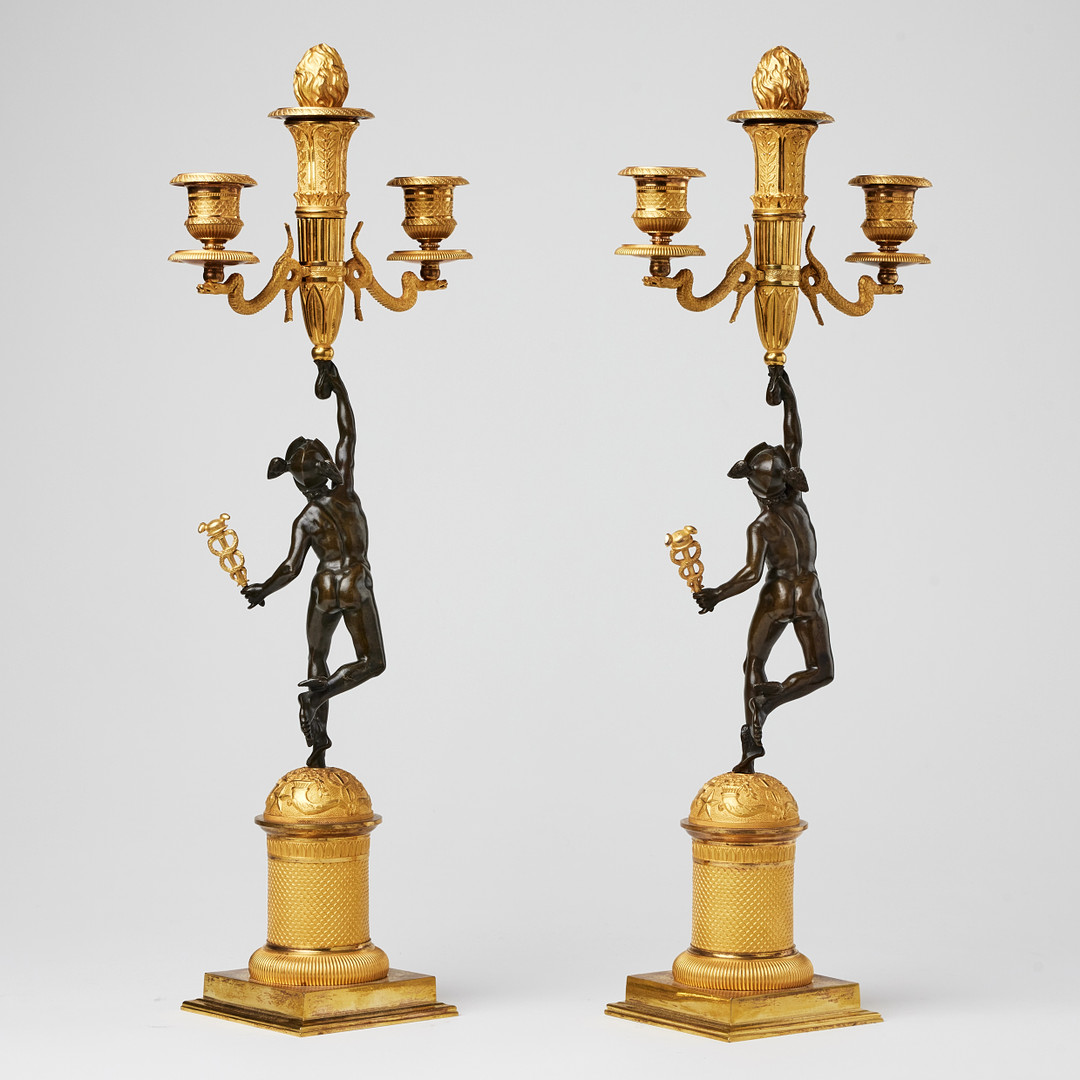 KANDELABRAR, ett par, sannolikt parisarbeten, Restauration, 1800-talets första hälft, för vardera tre ljus, matterad och polerad brännförgylld och mörkpatinerad brons.