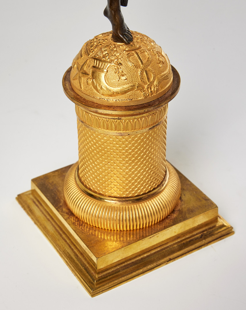 KANDELABRAR, ett par, sannolikt parisarbeten, Restauration, 1800-talets första hälft, för vardera tre ljus, matterad och polerad brännförgylld och mörkpatinerad brons.