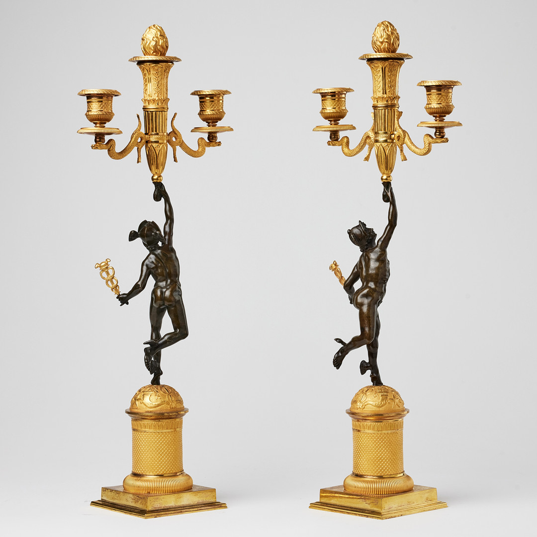 KANDELABRAR, ett par, sannolikt parisarbeten, Restauration, 1800-talets första hälft, för vardera tre ljus, matterad och polerad brännförgylld och mörkpatinerad brons.