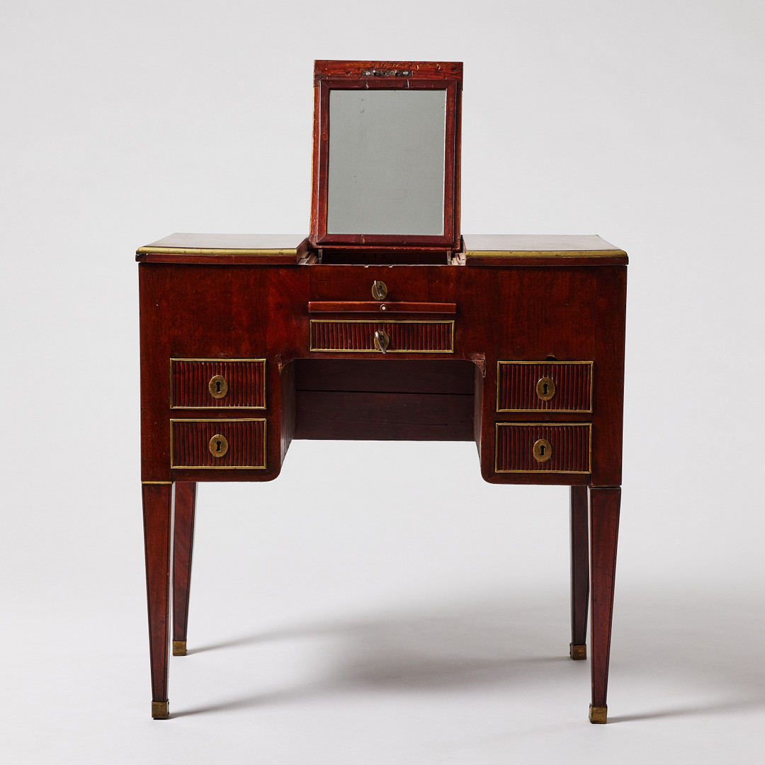 POUDREUSE, sengustaviansk, omkring 1800, fanerad med mahogny, lister i mässing.