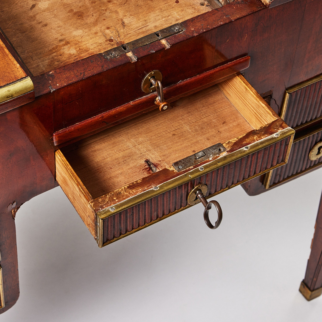 POUDREUSE, sengustaviansk, omkring 1800, fanerad med mahogny, lister i mässing.