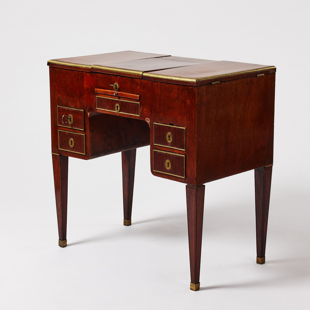 POUDREUSE, sengustaviansk, omkring 1800, fanerad med mahogny, lister i mässing.