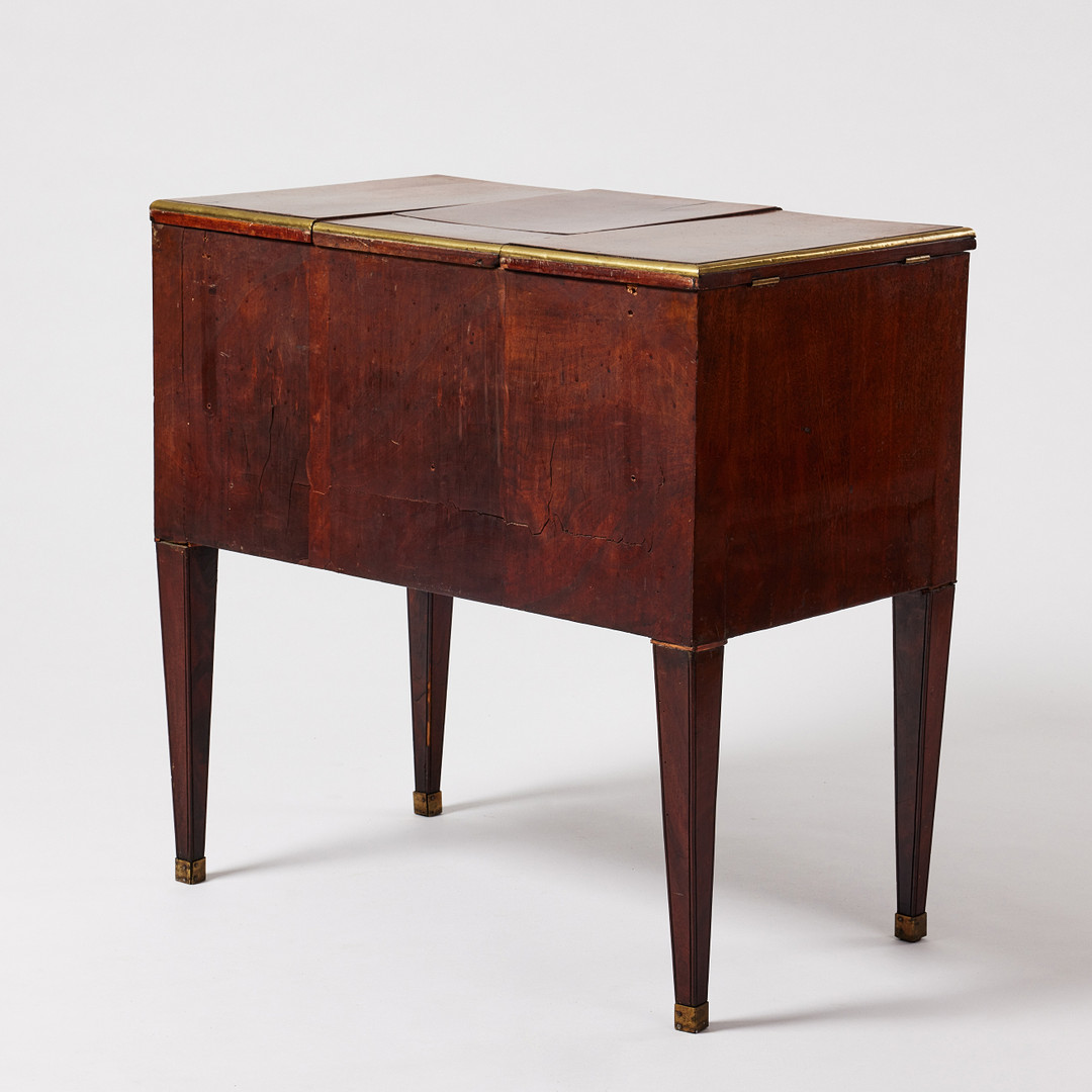 POUDREUSE, sengustaviansk, omkring 1800, fanerad med mahogny, lister i mässing.