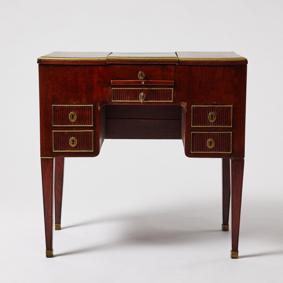 POUDREUSE, sengustaviansk, omkring 1800, fanerad med mahogny, lister i mässing.