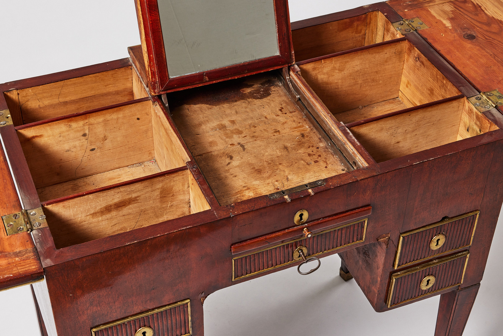 POUDREUSE, sengustaviansk, omkring 1800, fanerad med mahogny, lister i mässing.