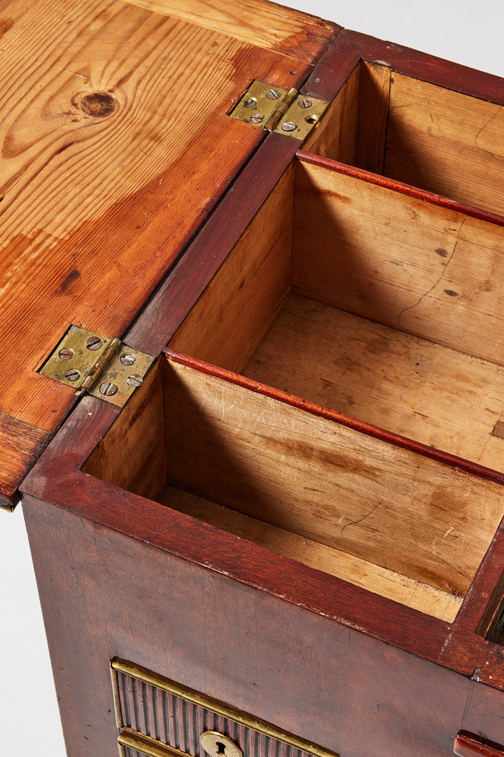 POUDREUSE, sengustaviansk, omkring 1800, fanerad med mahogny, lister i mässing.