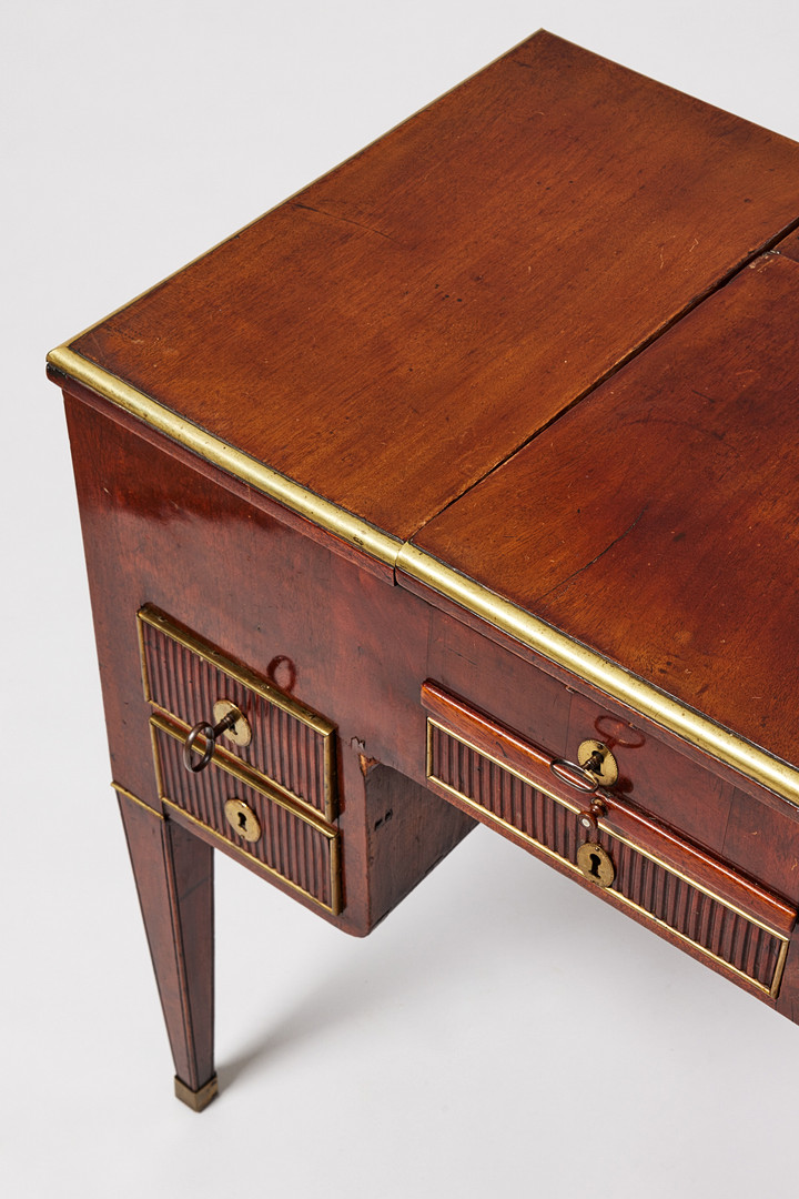 POUDREUSE, sengustaviansk, omkring 1800, fanerad med mahogny, lister i mässing.
