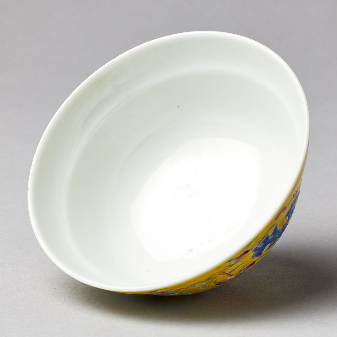 A FAMILLE ROSE YELLOW-GROUND BOWL.