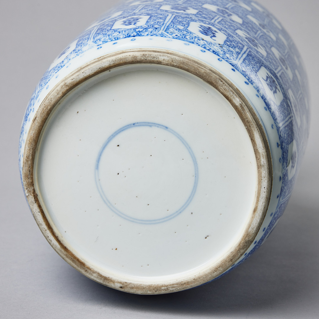 A BLUE AND WHITE 'LONGEVITY' ROULEAU VASE.