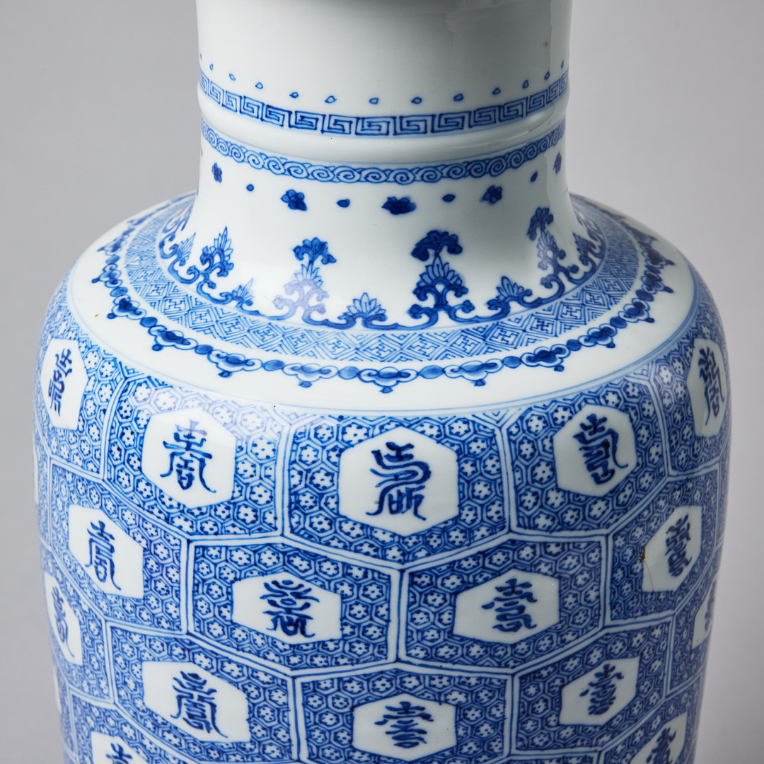 A BLUE AND WHITE 'LONGEVITY' ROULEAU VASE.