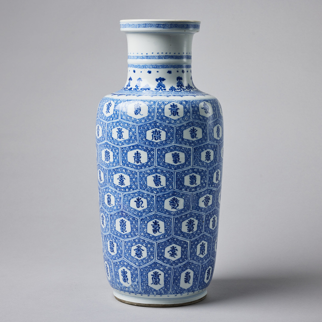 A BLUE AND WHITE 'LONGEVITY' ROULEAU VASE.