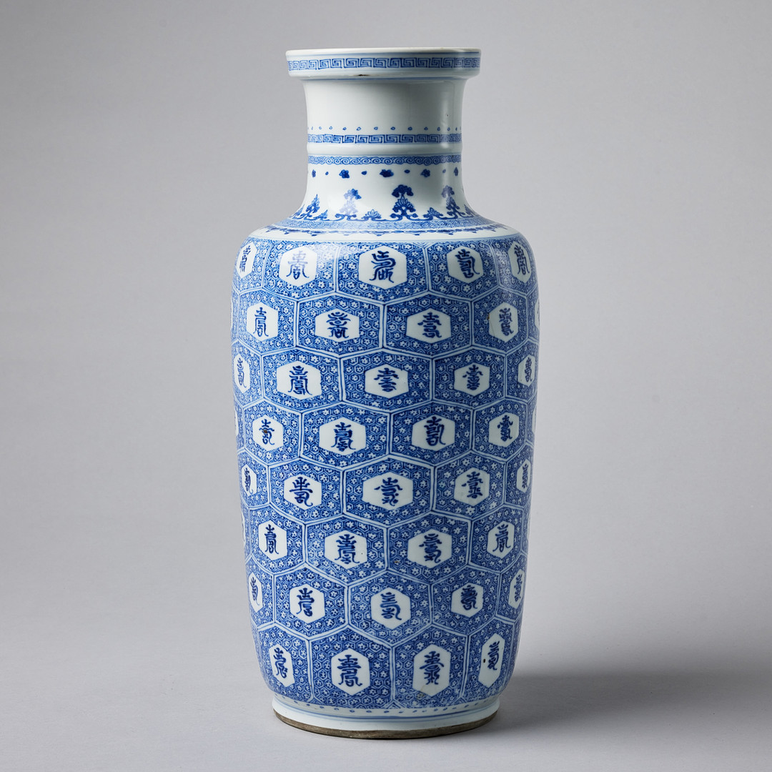 A BLUE AND WHITE 'LONGEVITY' ROULEAU VASE.