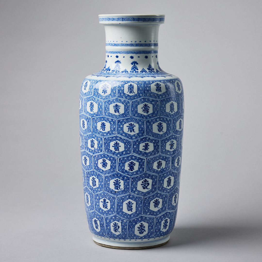 A BLUE AND WHITE 'LONGEVITY' ROULEAU VASE.