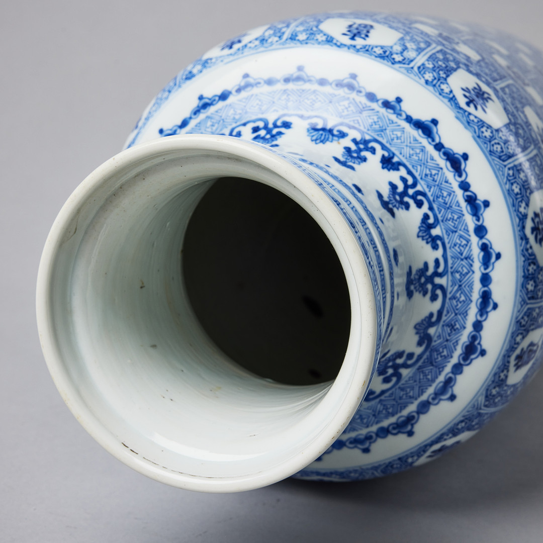 A BLUE AND WHITE 'LONGEVITY' ROULEAU VASE.