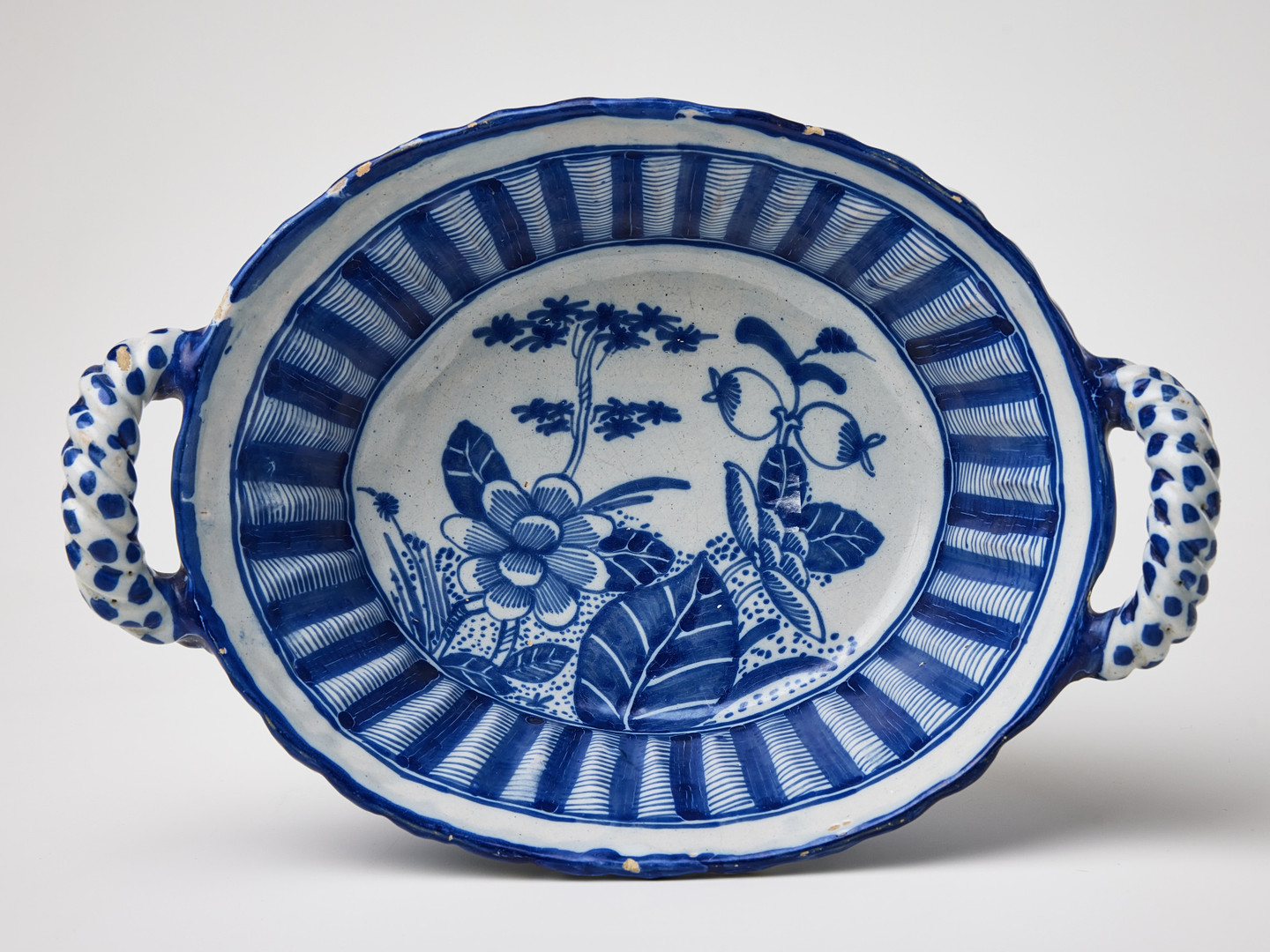 JARDINIÈRE, fajans, Danmark, Köpenhamn, Stora Kongensgade Porslinsfabrik (1722-1770).