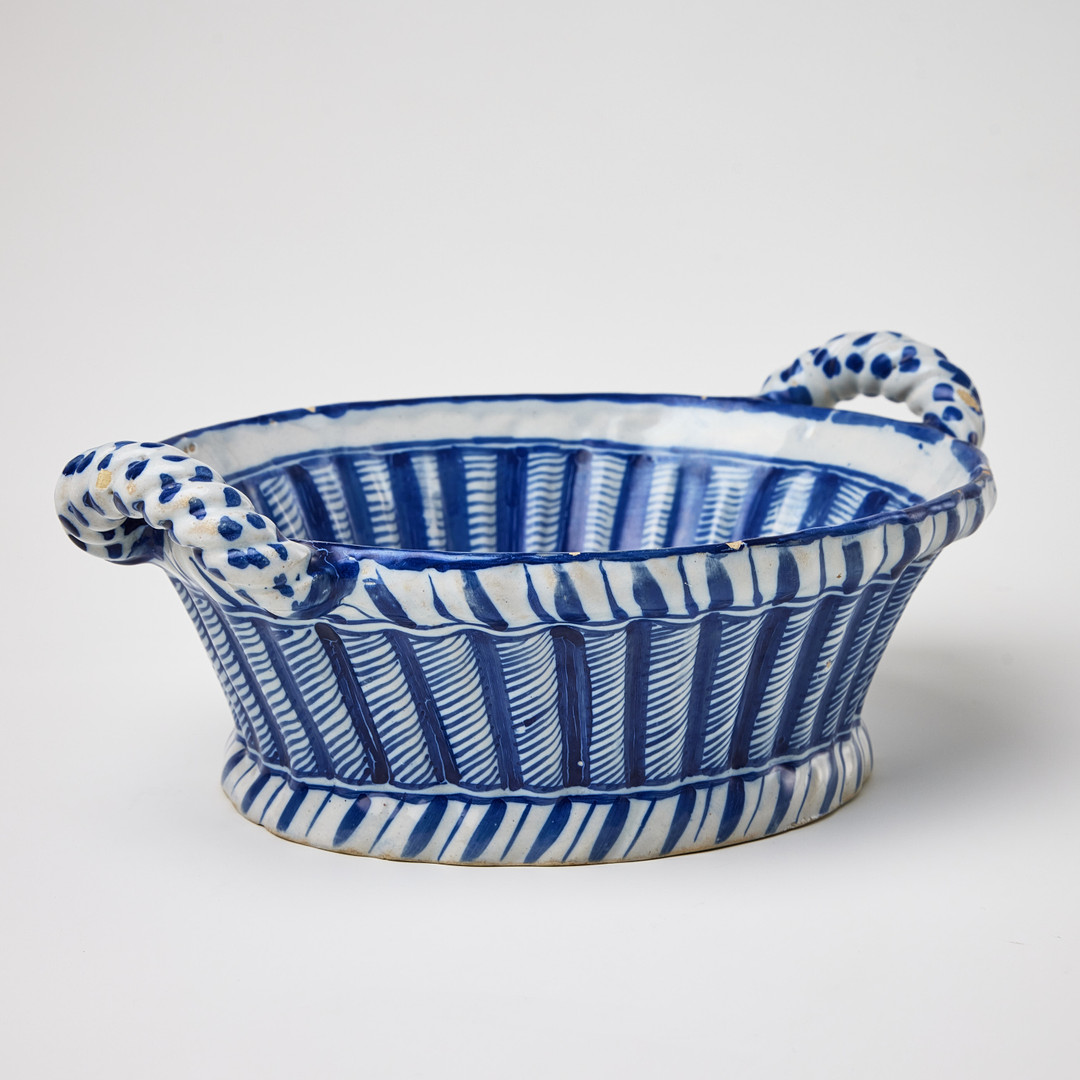 JARDINIÈRE, fajans, Danmark, Köpenhamn, Stora Kongensgade Porslinsfabrik (1722-1770).