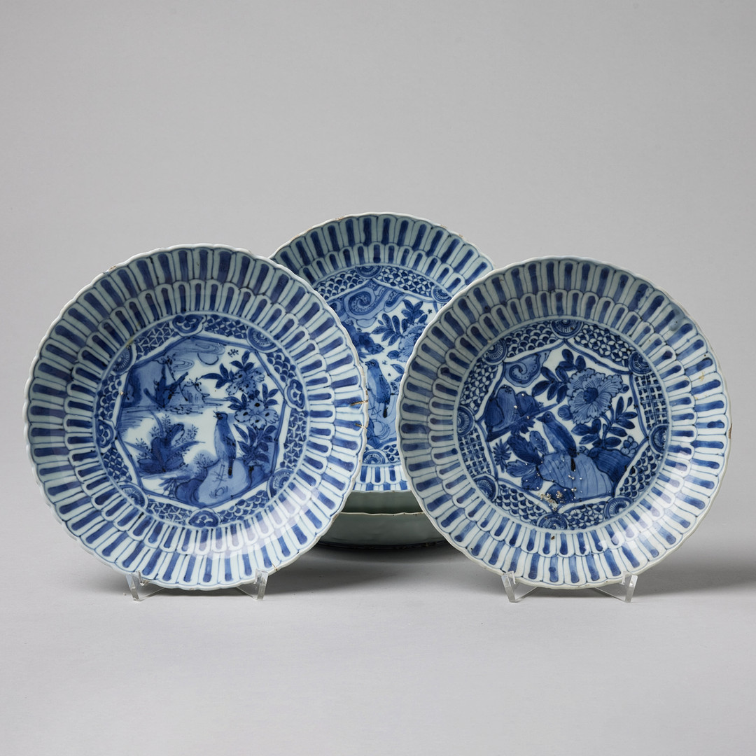 FIVE MOULDED BLUE AND WHITE SAUCER DISHES.