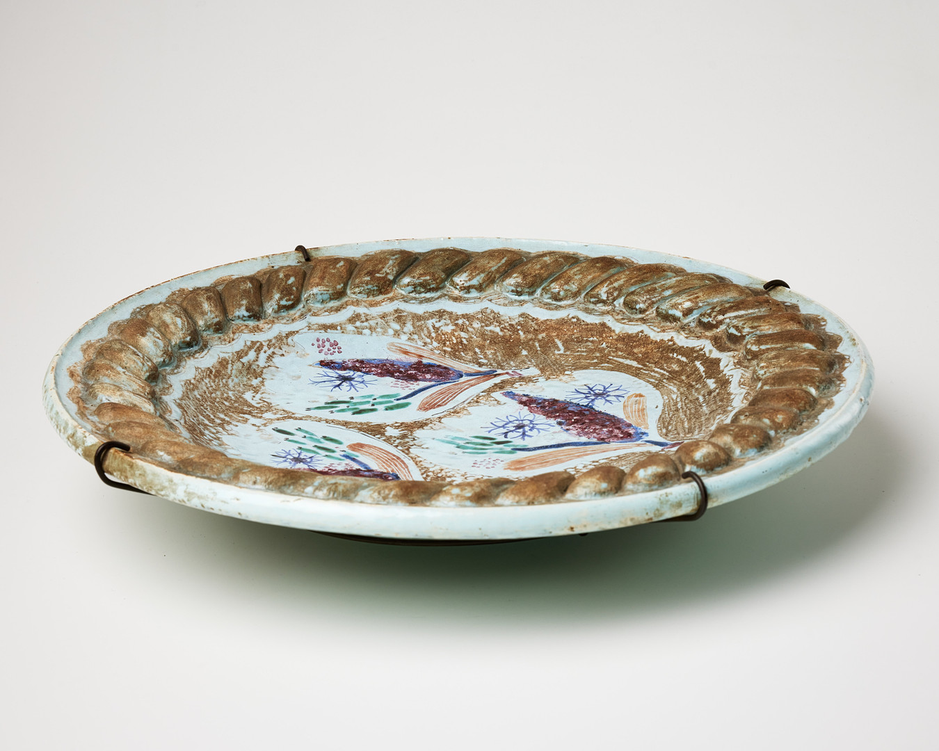 BIRGER KAIPIAINEN. Fat, Arabia, 1950-tal, stengods, delvis oglaserad, polykrom dekor av blombuketter, kanten med vriden godronnering.
